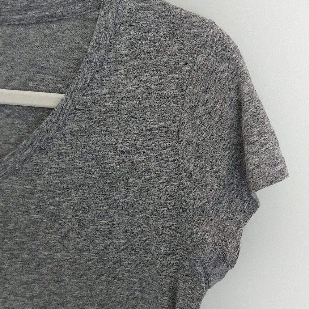 🍓 3/$30 Liz Lange Maternity Gray V-Neck T-Shirt - Picture 3 of 6